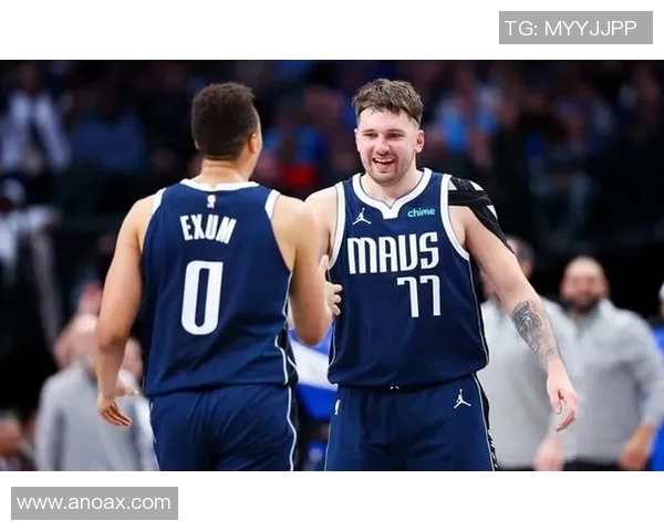 开拓者与勇士激战正酣 双方星光闪耀谁将主宰比赛胜负 开拓者与勇士激战正酣 双方星光闪耀谁将主宰比赛胜负