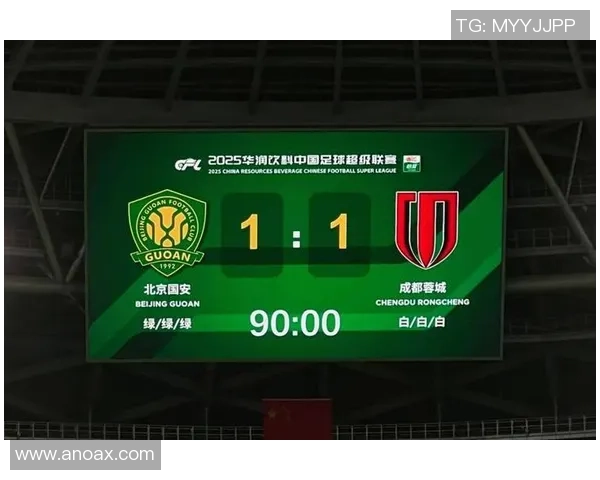 武汉三镇迎战成都蓉城，巅峰对决引发球迷狂热。